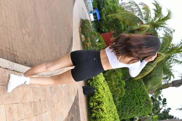 [魔镜街拍] 121 紧身运动装的美女外拍 - 魔镜街拍