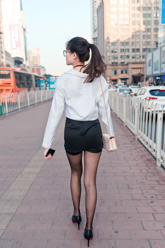 [魔镜街拍] 105 OL极品黑丝美女婷婷的工作日常 - 魔镜街拍